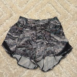 size 4 patterned lululemon hotty hot shorts
